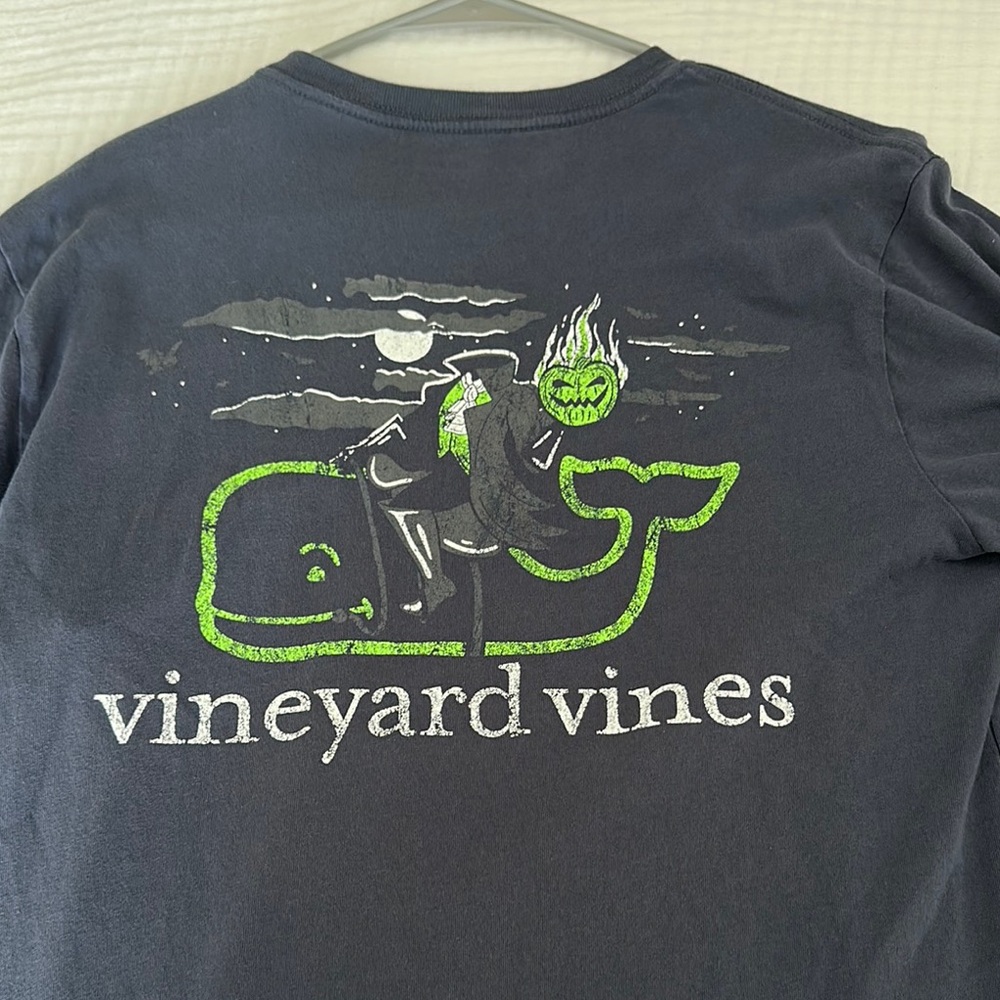Vineyard Vines Men's Dark Gray Shirt with Green Graphic